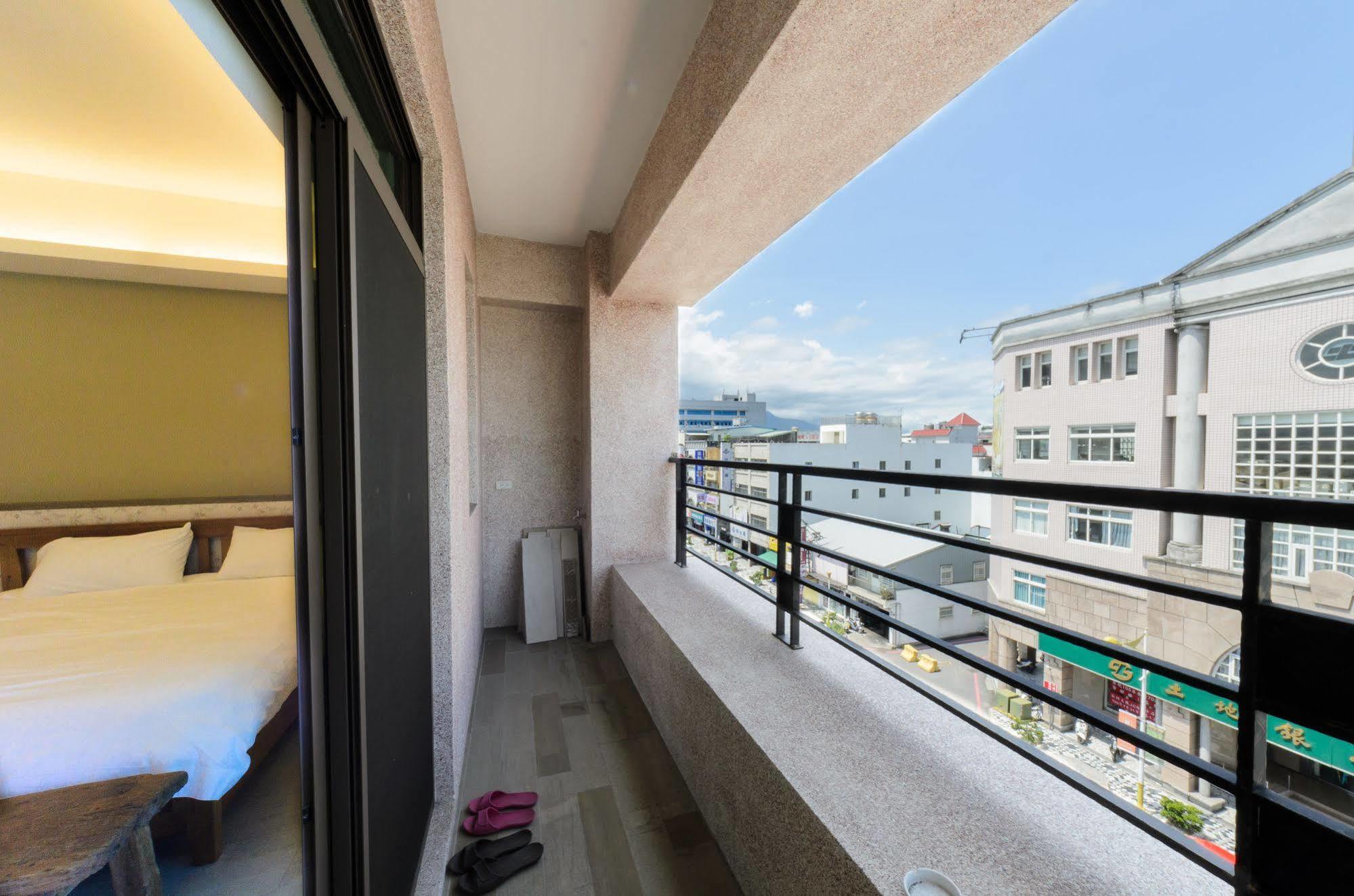 Jhongshan Building Bed And Breakfast Hualien City Exterior foto